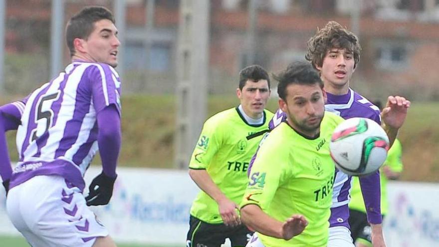 Beda disputa el balón a dos jugadores del Valladolid B.