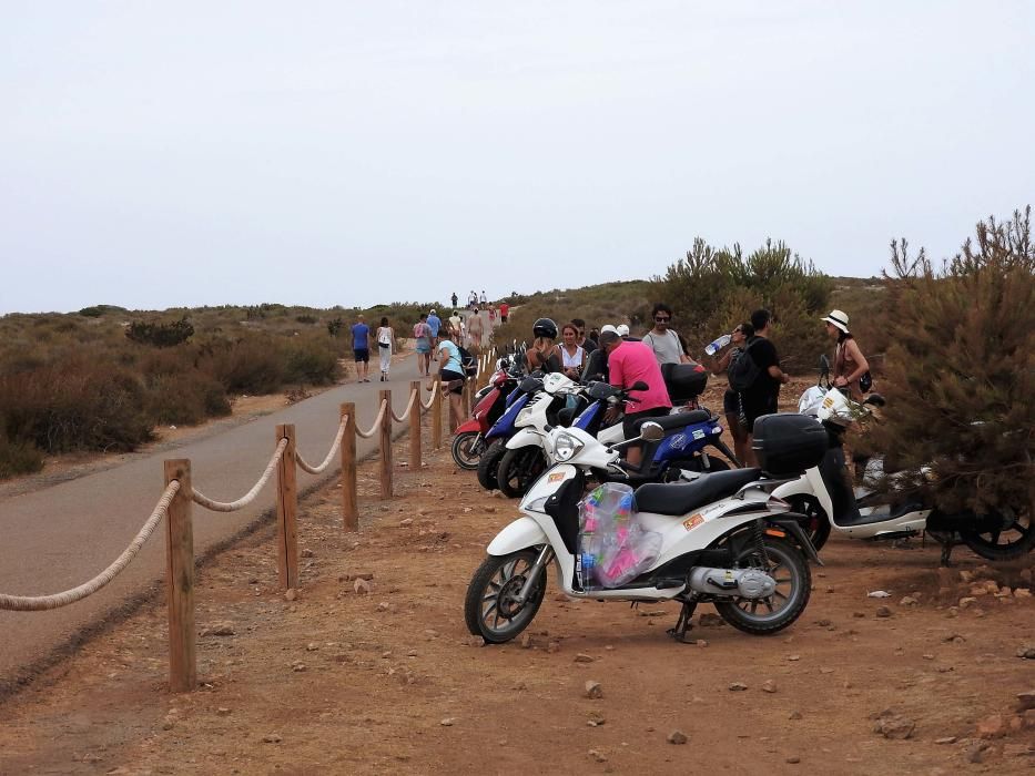 El Consell de Formentera puso en marcha hace un mes un plan piloto de regulación del acceso de vehículos a motor al faro de es Cap de Barbaria