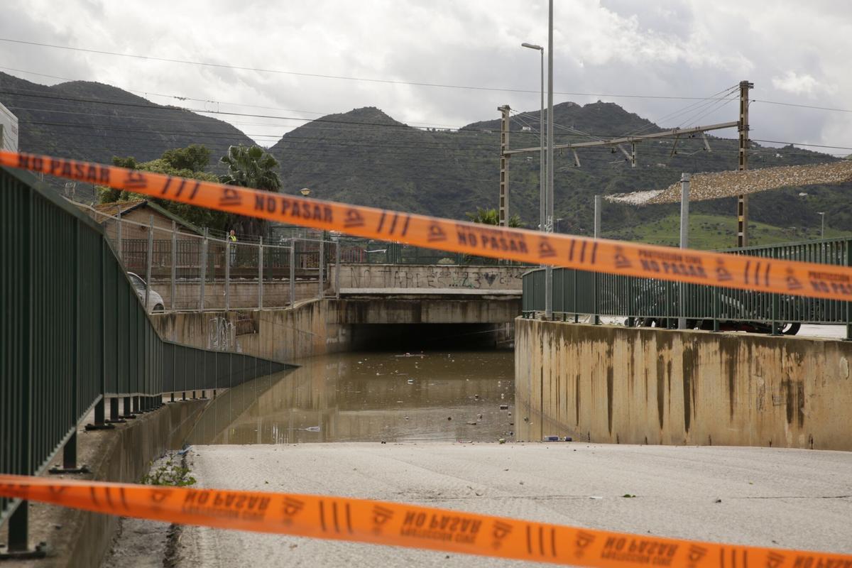 Paso inferior anegado a causa de la crecida del río Guadalhorce en Cártama