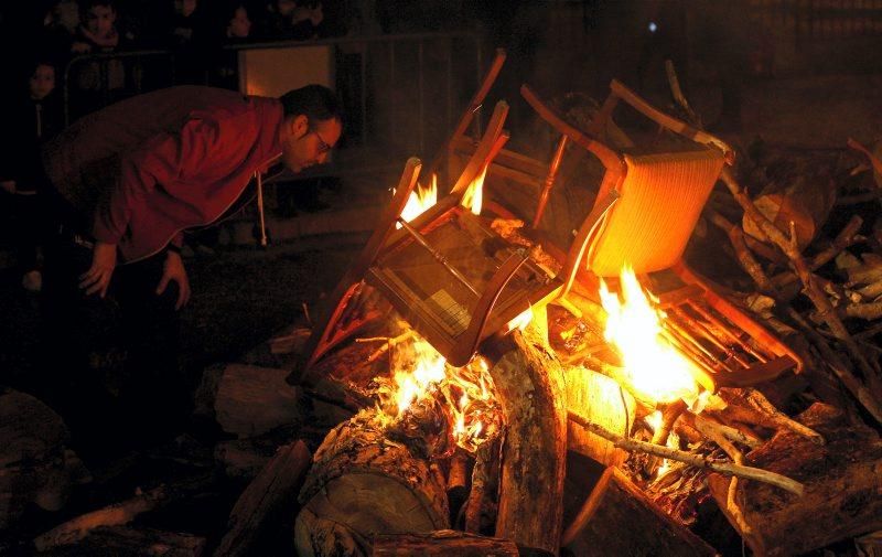 Encendido de la hoguera de San Antón en Torrero