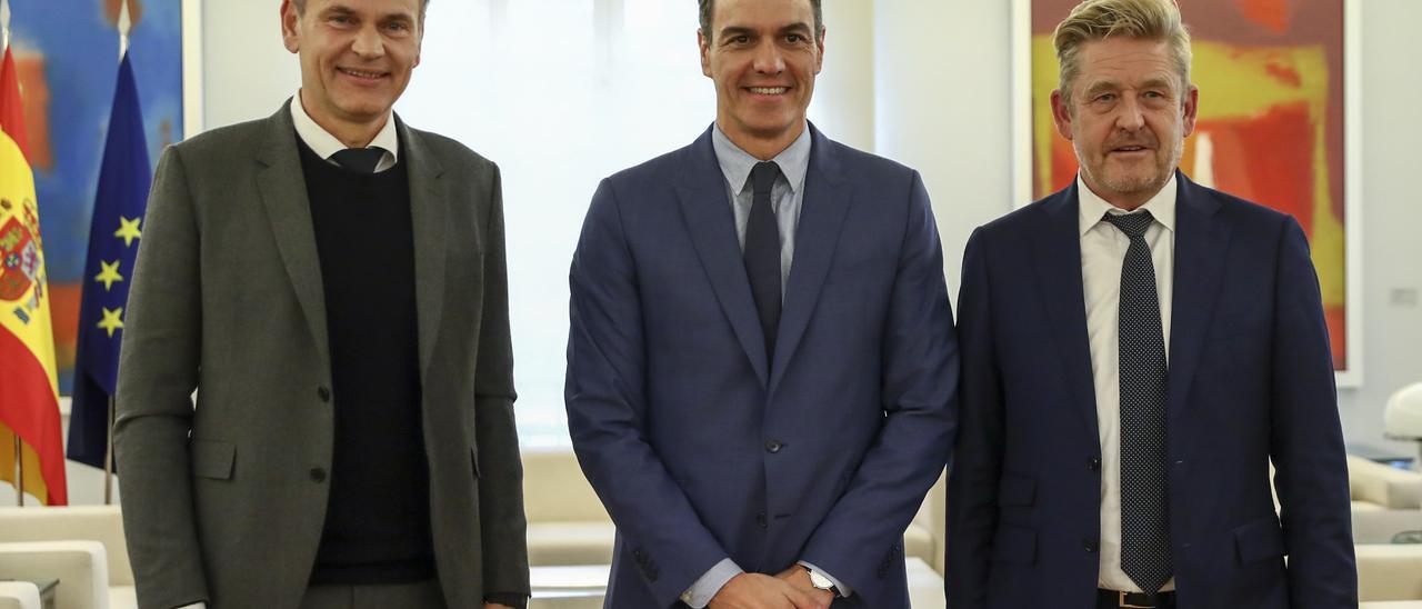 Reunión de Pedro Sánchez con Oliver Blume (I.) y Wayne Griffiths.