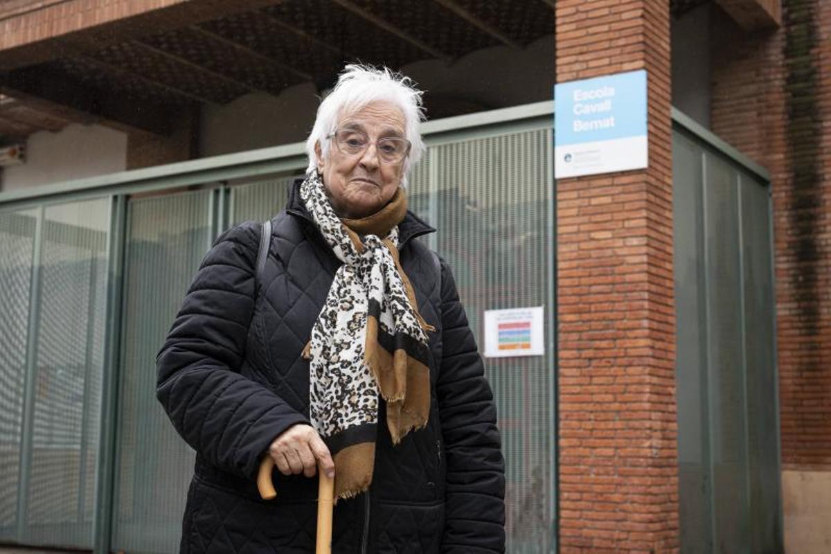 Ibáñez, ante la placa del centro actual.