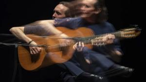 El guitarrista cordobés Vicente Amigo durante su actuación en el Teatro de Falla, en la segunda jornada del IX Congreso Internacional de la Lengua Española que celebrado en Cádiz.