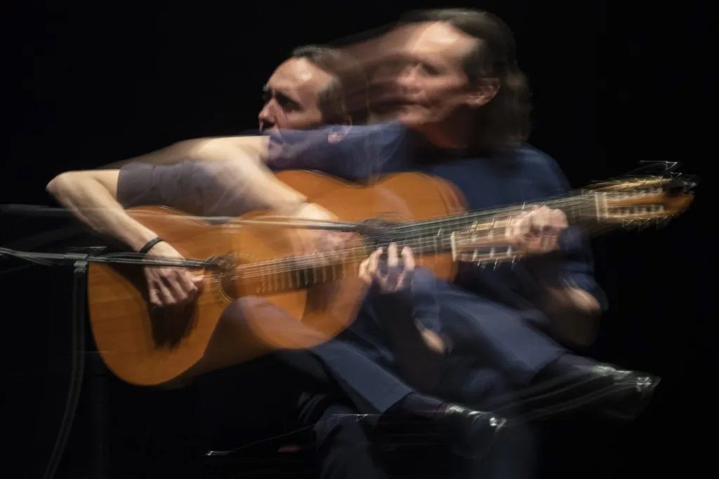 El guitarrista cordobés Vicente Amigo durante su actuación en el Teatro de Falla, en la segunda jornada del IX Congreso Internacional de la Lengua Española que celebrado en Cádiz.