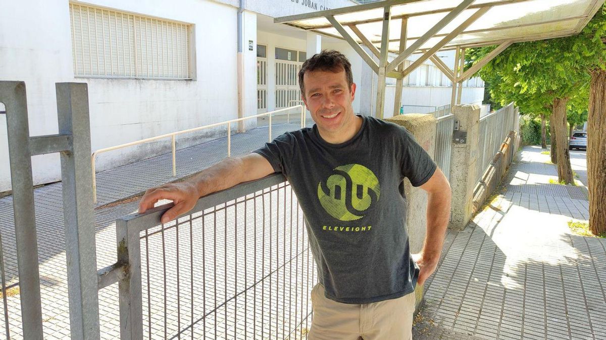 Francisco Costas Juncal, ayer a las puertas del Instituto Johan carballeira de Bueu.