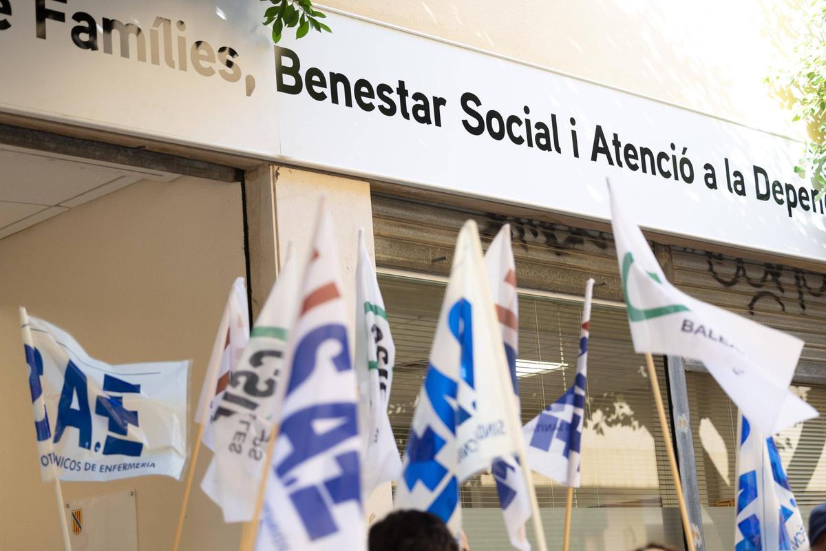 Los manifestantes se han concentrado frente la sede en Ibza de la conselleria de familias y bienestar social