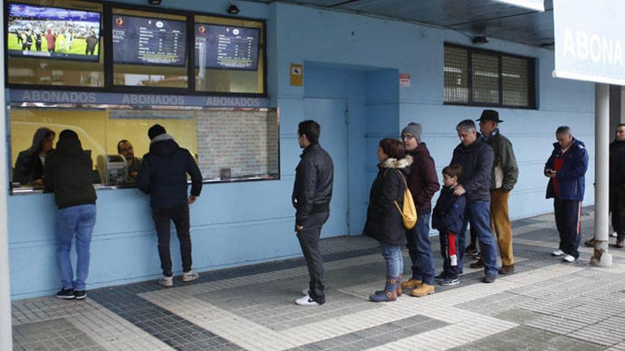 Aficionados retiran entradas en Balaídos. // R. Grobas