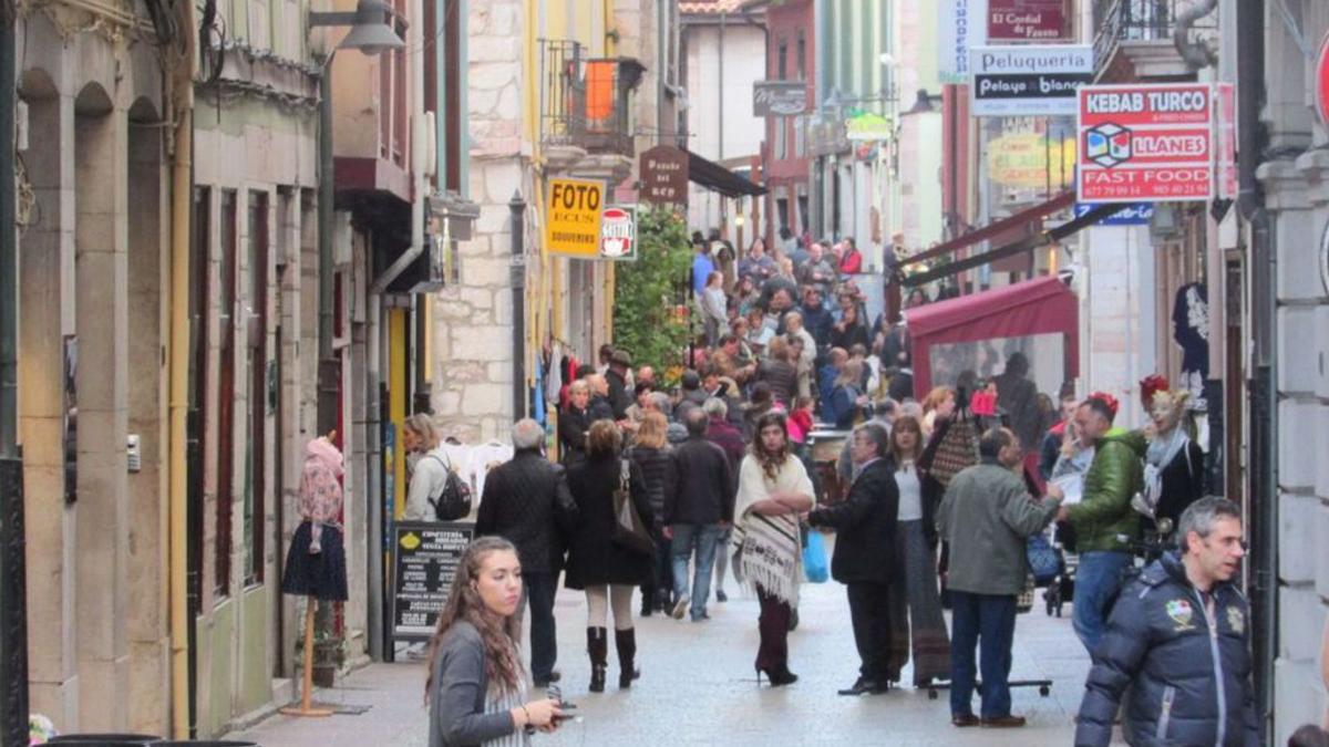 Turistas en Llanes. | LNE