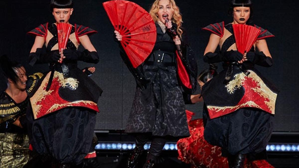 Madonna obliga a uno de sus bailarines a besarle los pies