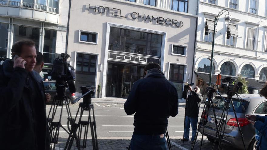 Periodistes de diferents mitjans fent guàrdia davant l&#039;Hotel Chambord