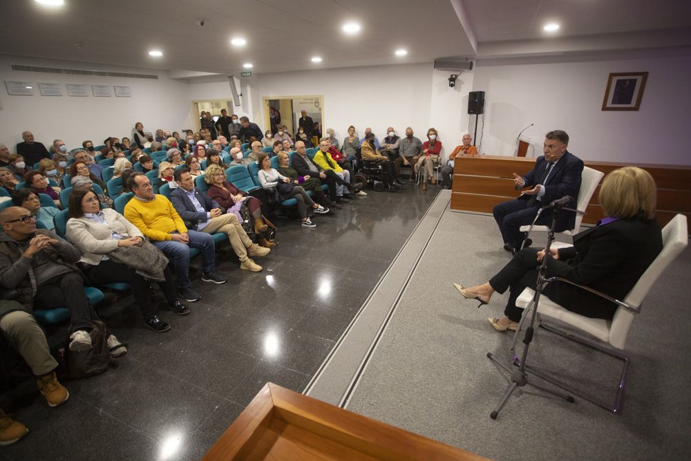 Canet d'En Berenguer. El magistrado Joaquín Bosch llena el salón de actos del ayuntamiento en uno de los actos por el 25N.