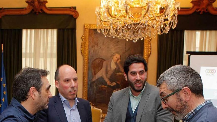 Desde la izquierda, Orlando Fernández, Jorge Suárez, Rubén González y José Carlos Fernández, ayer, en la sala de recepciones del Ayuntamiento.