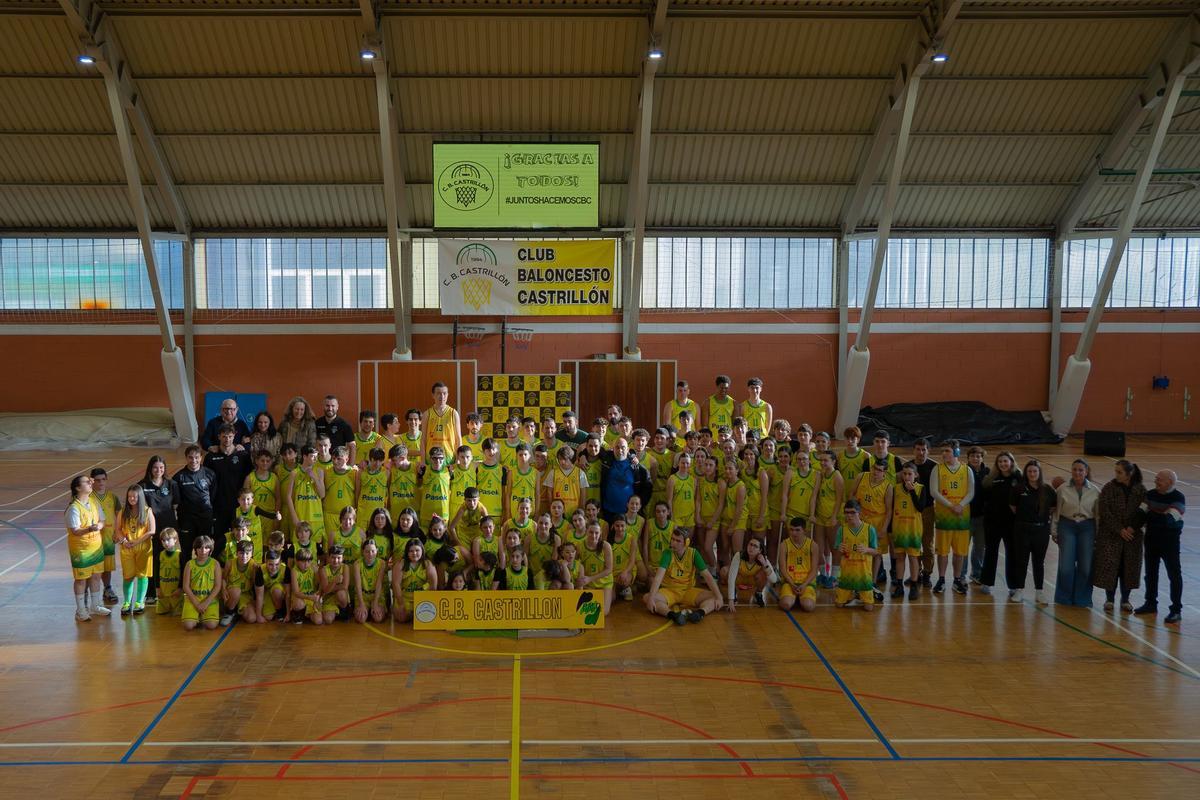 Foto de familia de los jugadores del club Baloncesto Castrillón.