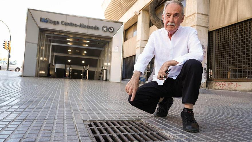 Alfonso Blanco, esta semana delante de una rejilla de anchura superior a 25 milímetros, a pocos metros de la estación de tren Málaga-Centro-Alameda.