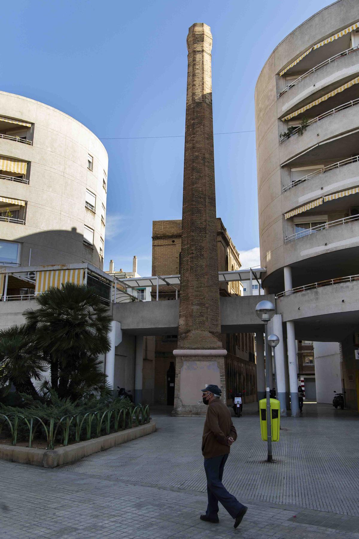 Situada frente al número 10 de la Calle Serrería, en la acera, pertenecía a una serrería que después más tarde se convertiría en Bodegas Garrigos.