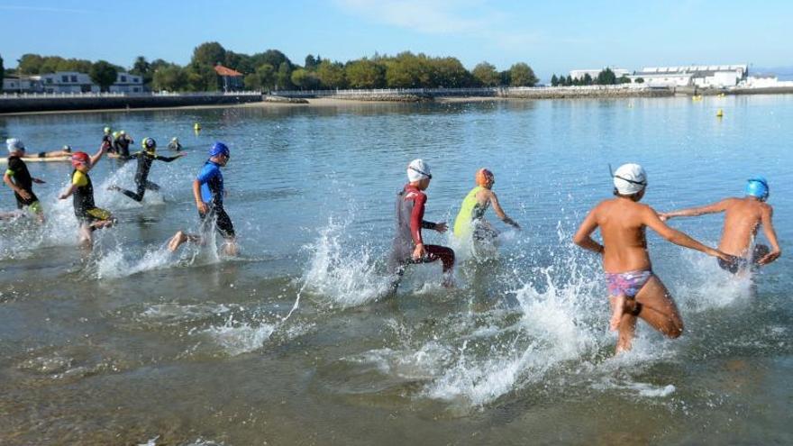 Nadadores con daño cerebral compiten en una travesía en Vilaxoán
