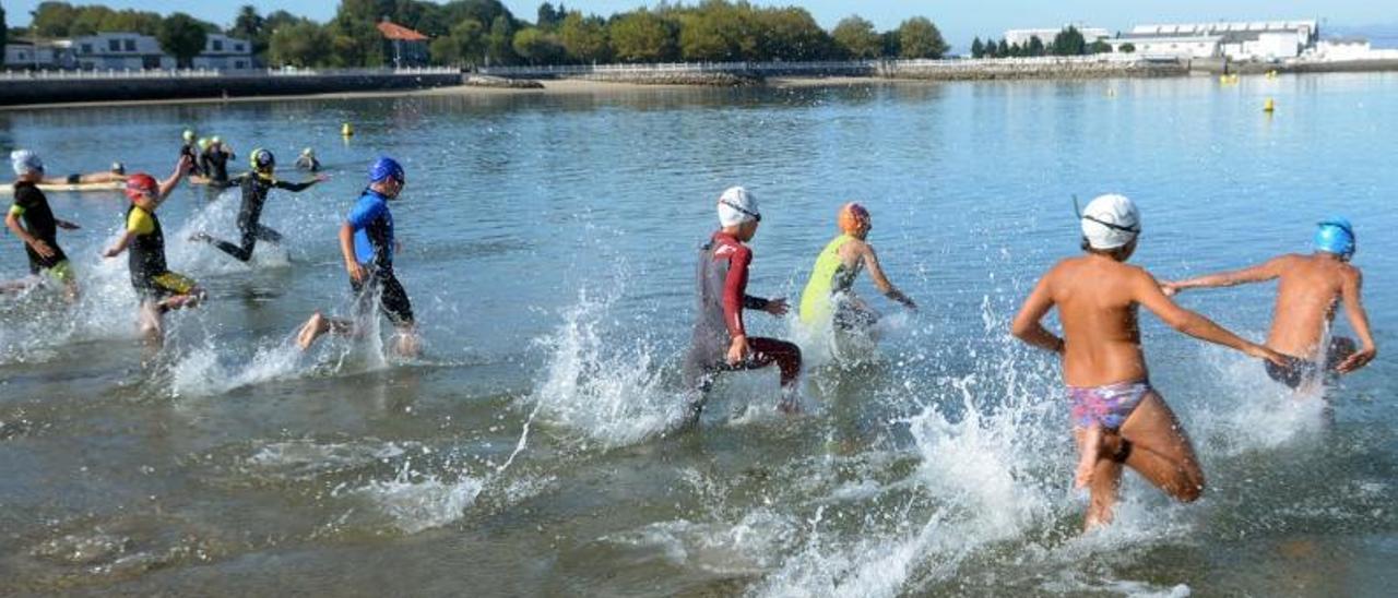 Participantes en una travesía a nado en Vilaxoán. |   // NOÉ PARGA