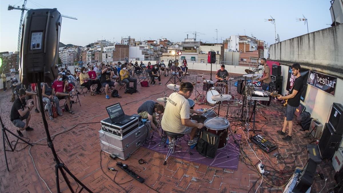 Actuación de Tiger Menja Zebra en la azotea del Centro Cultural La Bòbila de L'Hospitalet