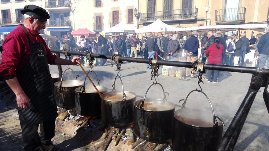 La festa de l&#039;Escudella de Castellterçol cuina unes 6.000 racions del popular plat