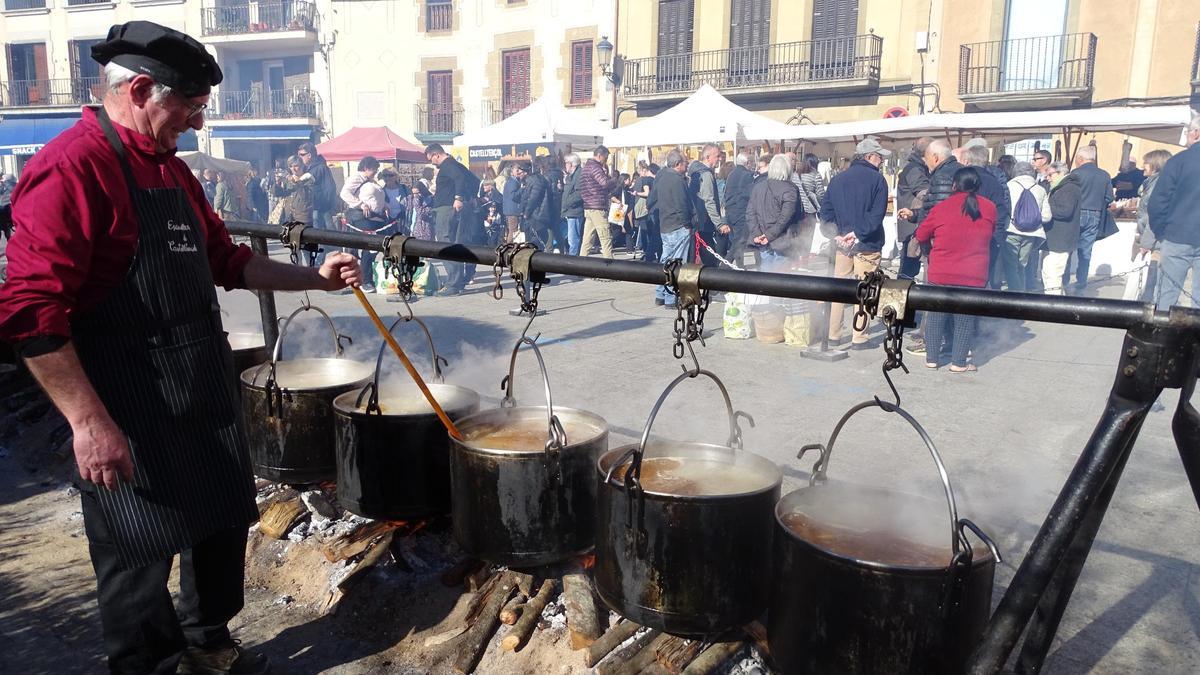 L'escudella de Castellterçol s'ha cuinat en una trentena de calderes a la plaça d'Enric Prat de la Riba