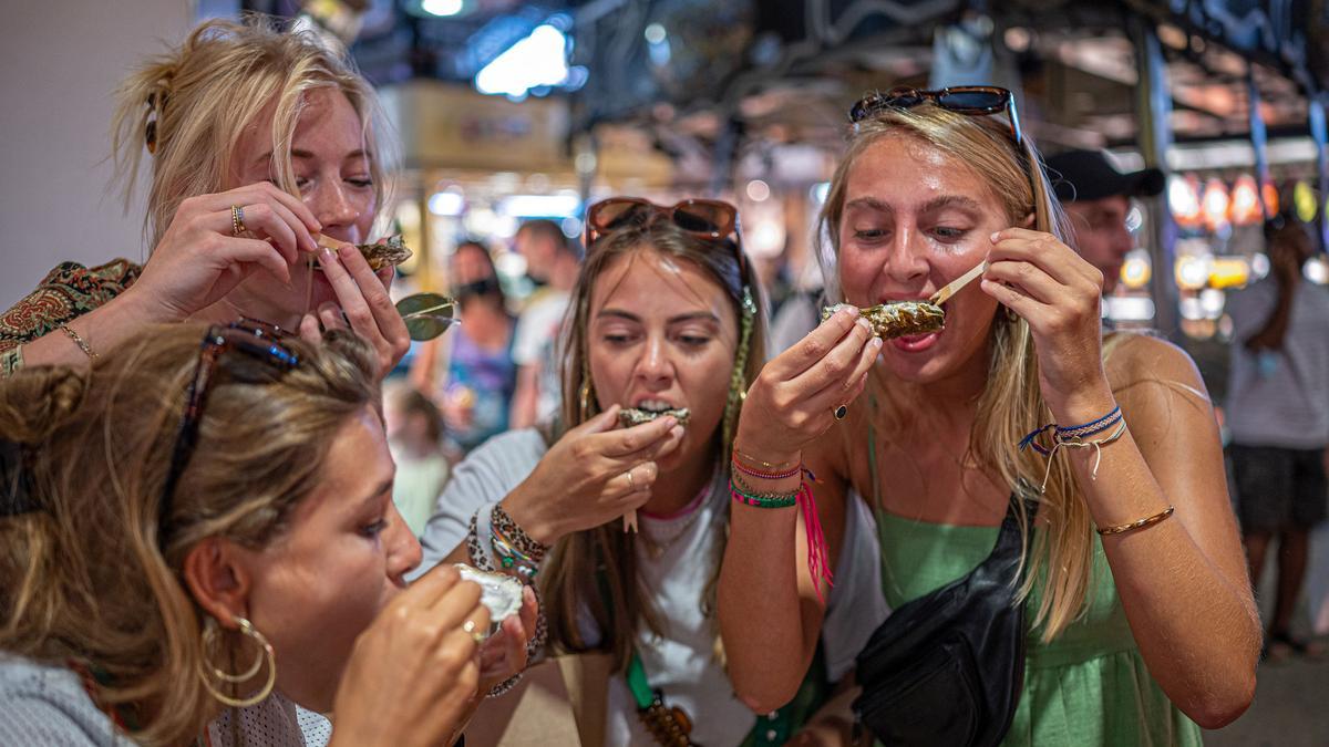 Turistas probando las ostras de la Boqueria esta semana.