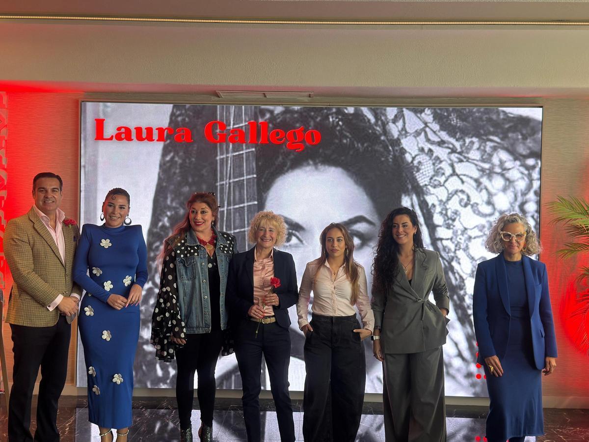 Mujeres cantan a Lola Flores