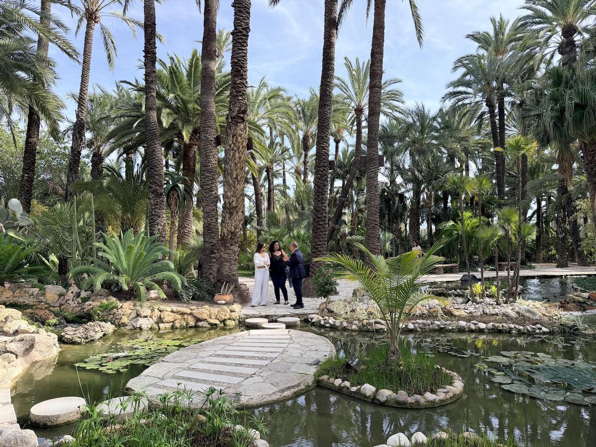 Visita de las ganadoras del sorteo de la DOP de la granada mollar al Huerto del Cura de Elche