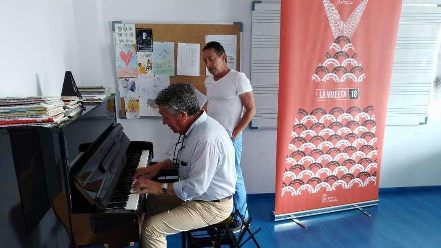 Pipo Prendes, con Manuel Muñiz detrás, antes de la presentación de ayer en La Baragaña.