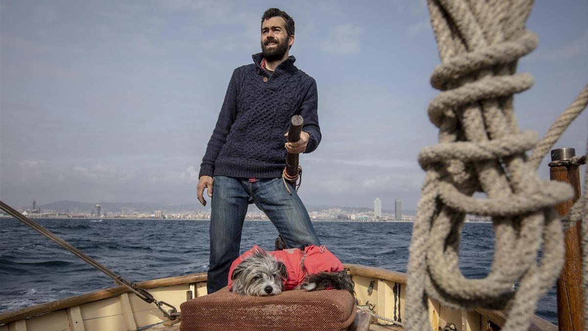 Barcelona 01 03 2021 Sergi Basoli es un tipo que hizo 10 000 kilometros en kayak  se encontro a una perrita  Nirvana   en el camino y siguio con ella  Ahora esta recuperando un barco tradicional para destinarlo a la observacion de ballenas y fomentar su conservacion Foto de Ferran Nadeu