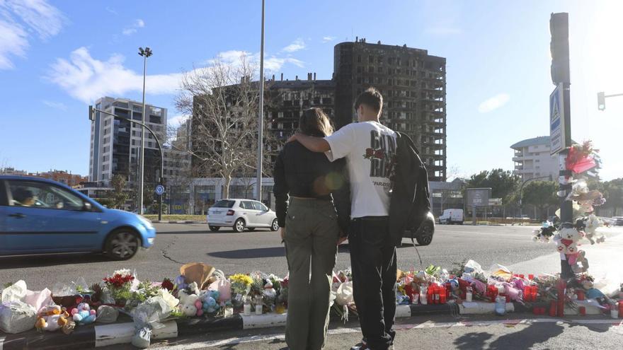 Flores, velas y peluches en recuerdo a las víctimas del incendio del edificio de Maestro Rodrigo. | FERNANDO BUSTAMANTE