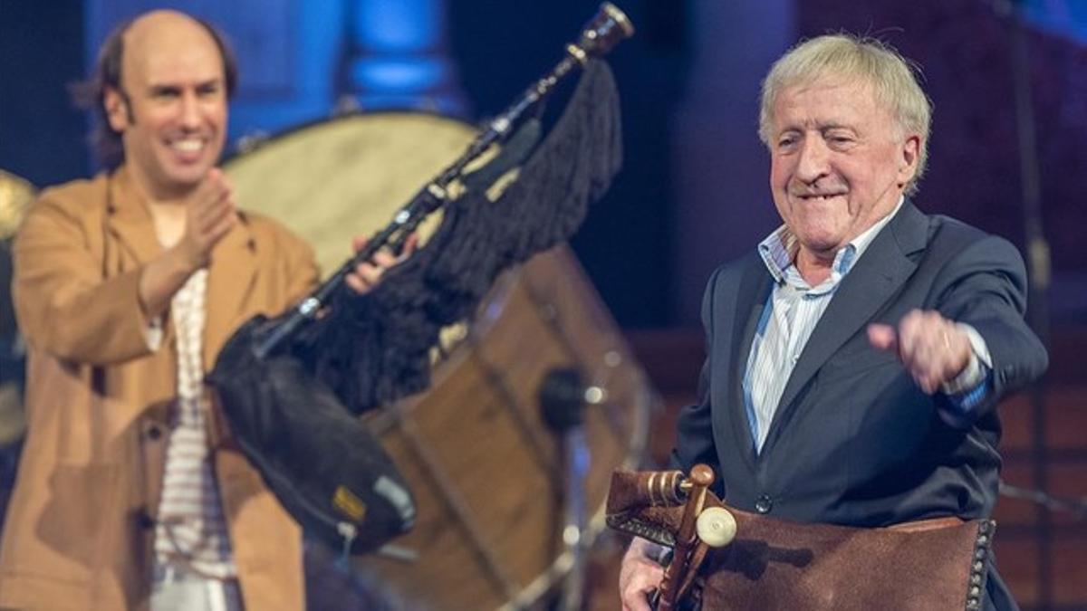 Carlos Núnez, con el invitado especial a su concierto en el Palau de la Música, Paddy Moloney, fundador del histórico grupo irlandes The Chieftains.