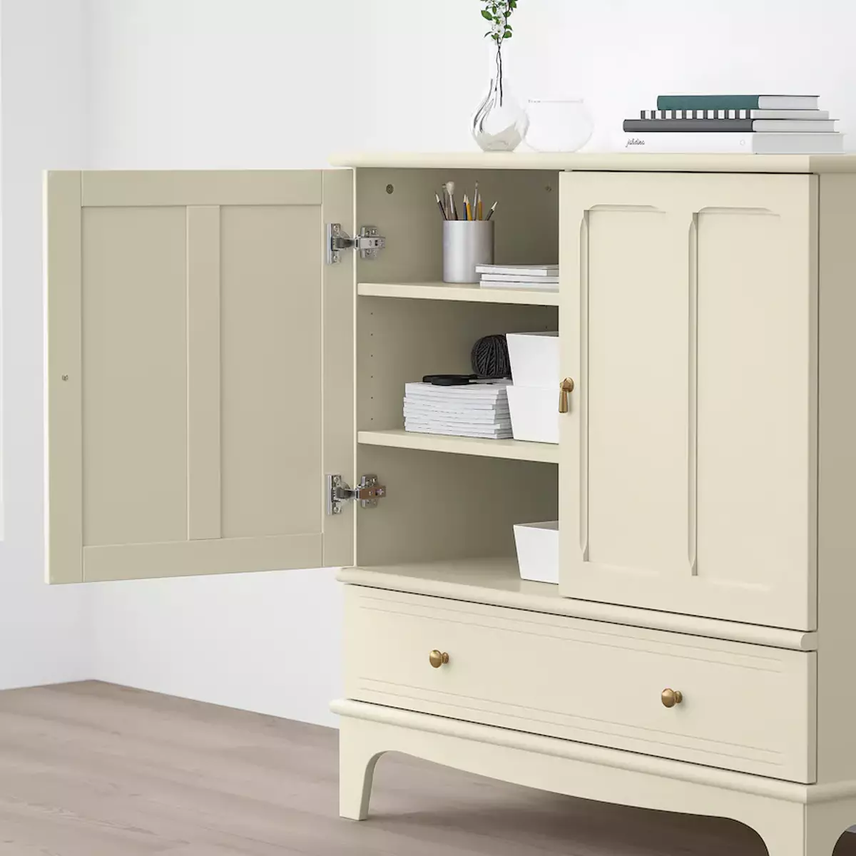 Cómodas Ikea | El mueble Lommarp tiene unas líneas clásicas que se adaptan a cualquier estilo