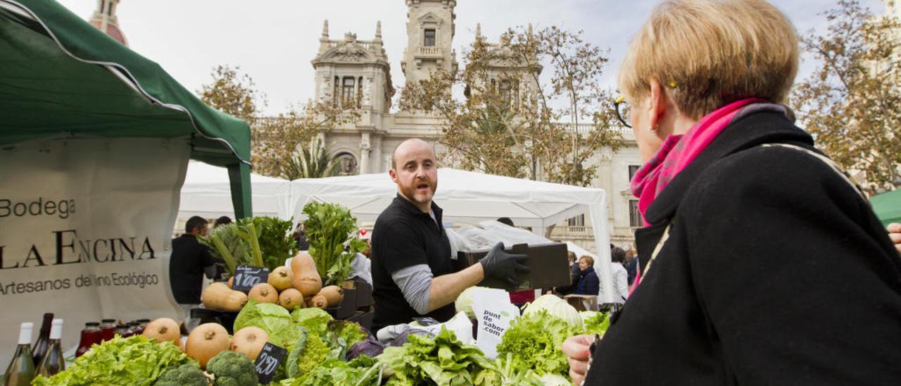 De l&#039;horta a la plaça,  un mercado ecológico de proximidad en la plaza del Ayuntamiento, una de las iniciativas del Ayuntamiento de València.