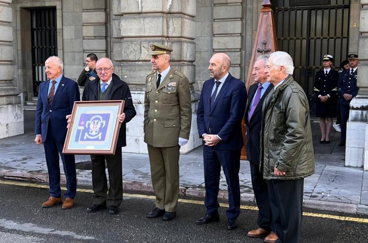 De izquierda a derecha los aprendices José Antonio Álvarez y José Antonio Mongil, el coronel Moreno, el presidente de la Junta, Juan Cofiño, y los aprendices Secundino Arias y José Flórez.