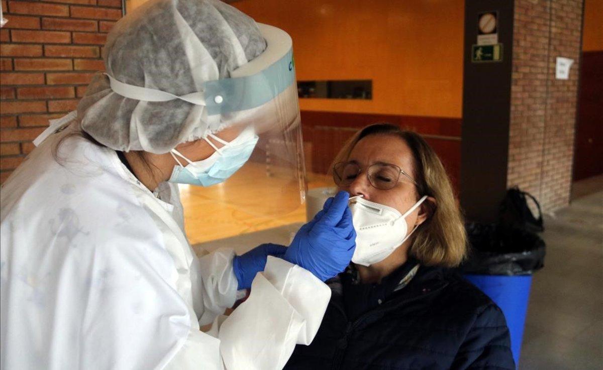 Una persona se somete a una prueba rápida de coronavirus en Banyoles.