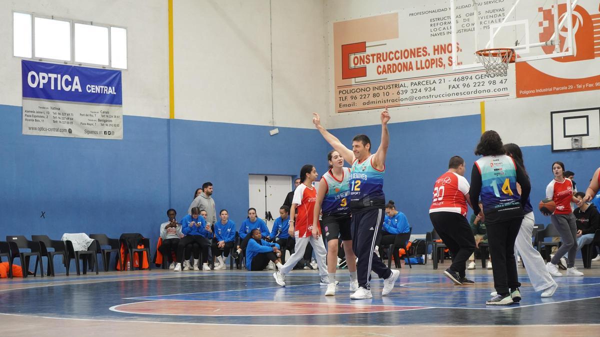 Jugadores del equipo de Aspromivise en el partido de exhibición de una edición pasada del Torneig del Genovés.