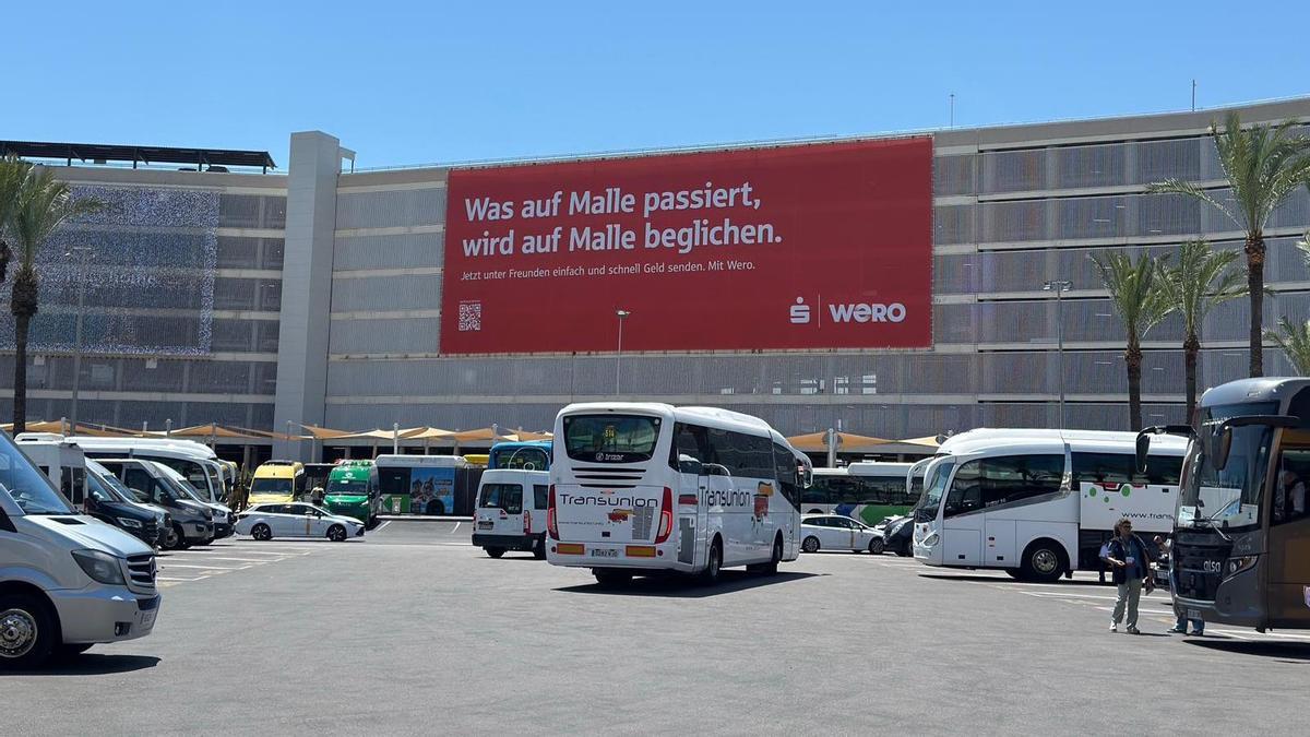 el banco alemán retira el polémico cartel del aeropuerto de Palma