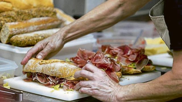 All SAVIDA supermarkets prepare sandwiches to order. | JUAN F. TUR