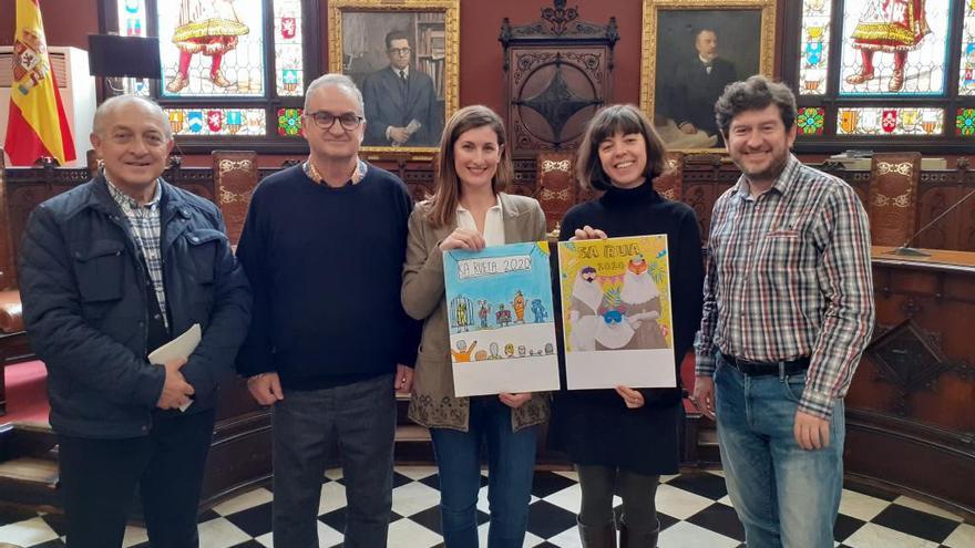 El jurado posa con los carteles ganadores.