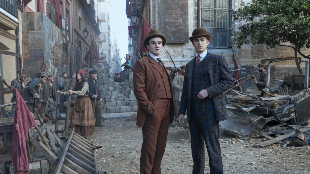 Fotogramas de 'El joven Sherlock' aparece Dónal Finn y Hero Fiennes Tiffin