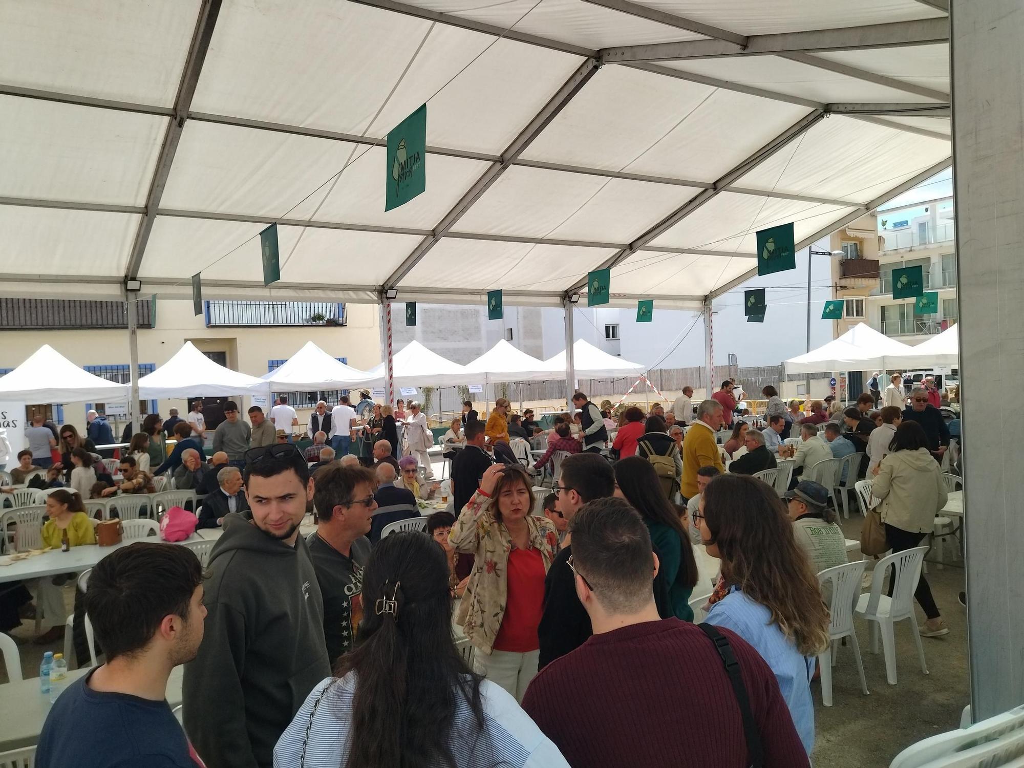 Triunfa el gran festival gastronómico de la "tapifava" en Benitatxell (imágenes)