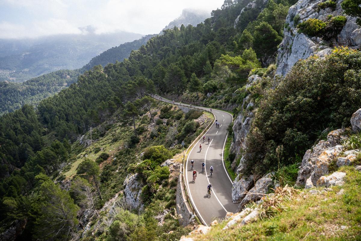 El pelotón de la Mallorca 312 OK Mobility llena de color las carreteras de la isla