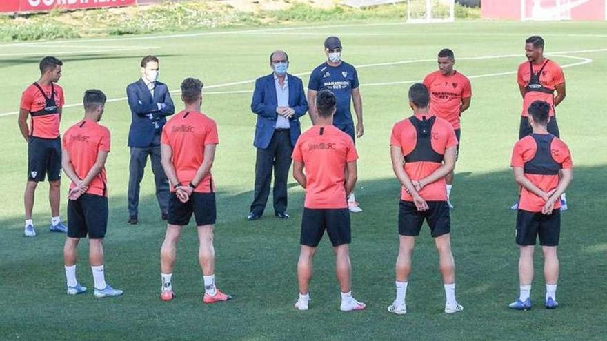 Los jugadores del Sevilla, durante el minuto de silencio en recuerdo de Marcelo Campanal.