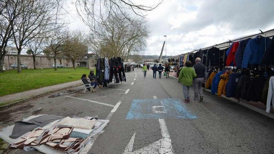 Puestos en el mercadillo de Pontevedra en la jornada de ayer. // Gustavo Santos