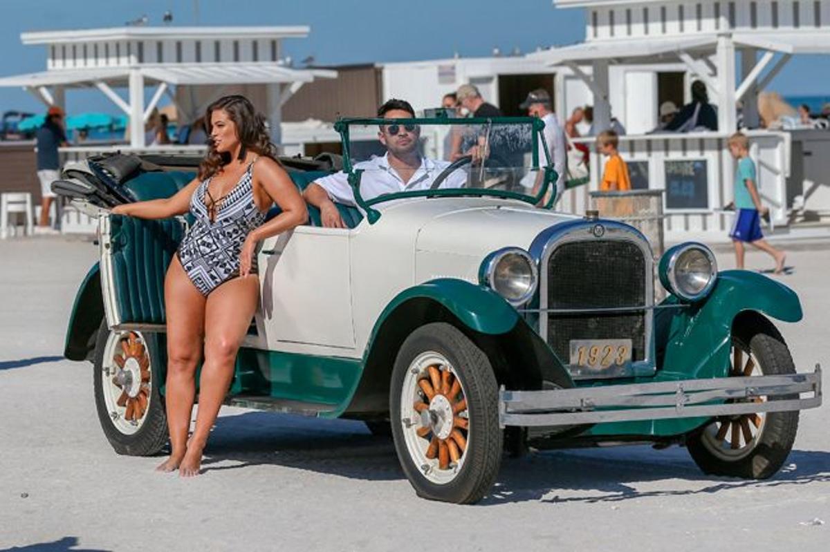 Ashley Graham apoyada en un coche 'vintage' en bañador