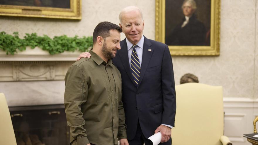 El presidente de Ucrania, Volodimir Zelenski, junto a su homólogo estadounidense, Joe Biden, durante una visita a la Casa Blanca.