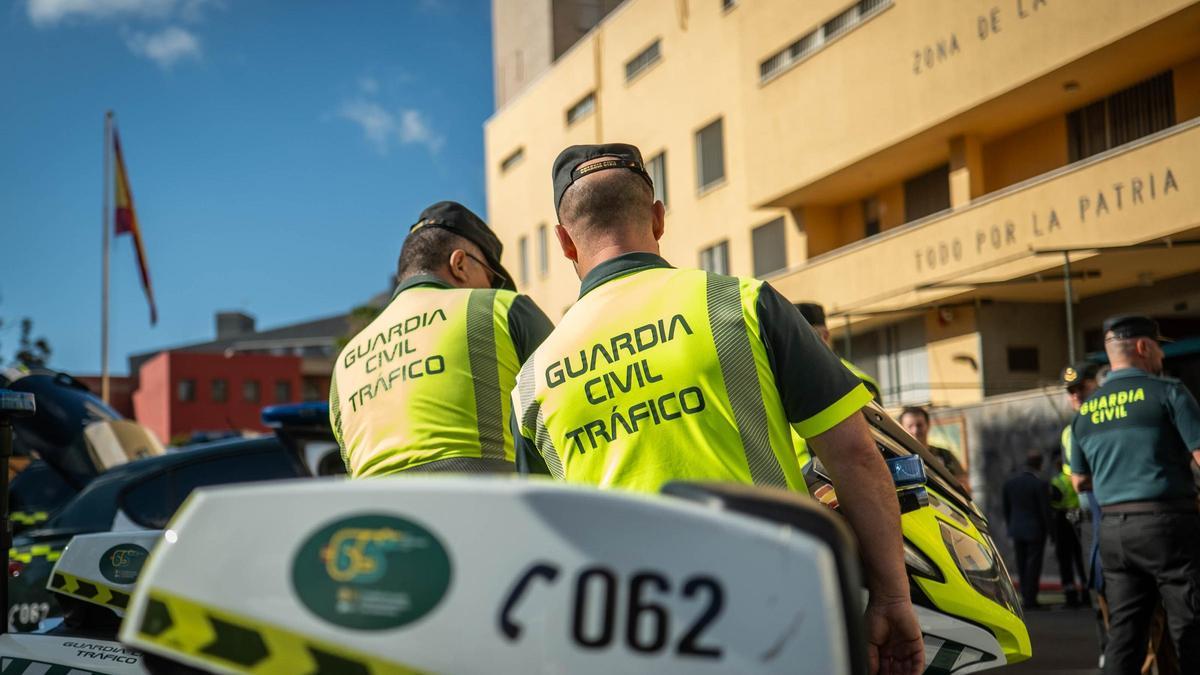 Imagen de archivo de dos agentes de la Guardia Civil de Tráfico.