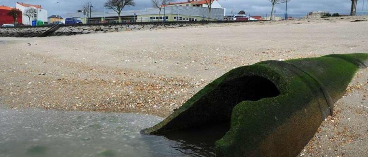 La polémica canalización instalada por Costas en la playa de O Preguntoiro (Vilaxoán). // Iñaki Abella