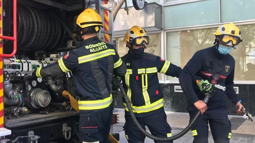 Bomberos, durante una intervención en Alicante