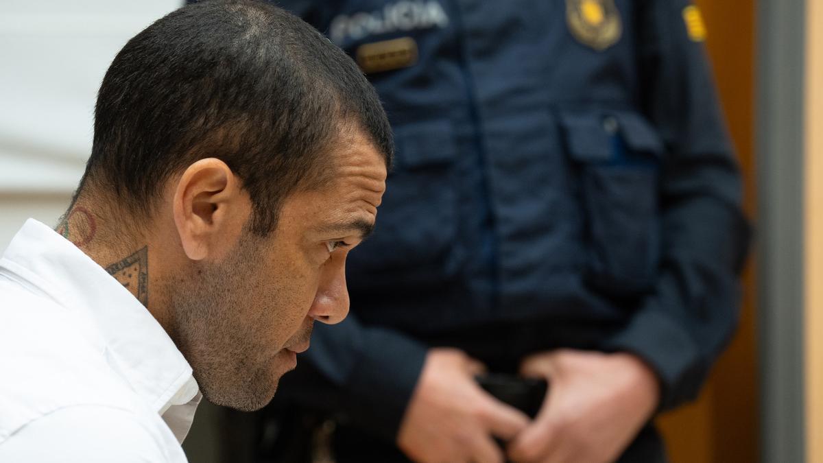 VÍDEO: Primeres imatges de Davi Alves assegut al banc dels  acusats